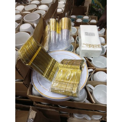 Service  couverts de table doré 175 pièces pour 25  invités