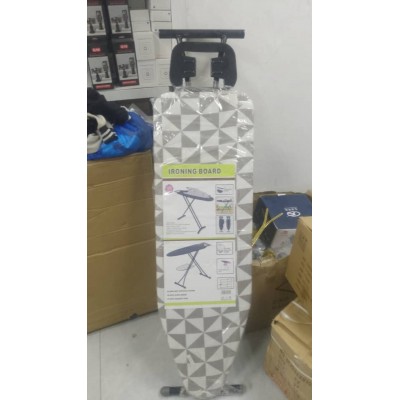 Table à Repasser Grand Modèle - Confort, Stabilité et Efficacité