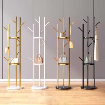 Porte-manteau sur pied doré avec étagères et crochets – Stable et élégant