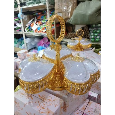 Plateau de service doré avec  3 compartiments  pour pâtisseries, fruits et friandises