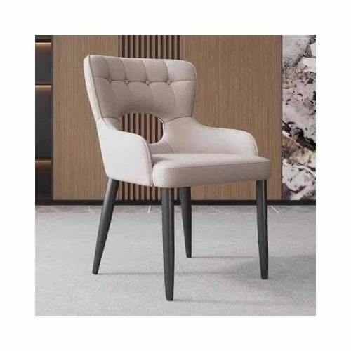 Chaise de salle à manger moderne avec dossier matelassé et pieds noirs effilés