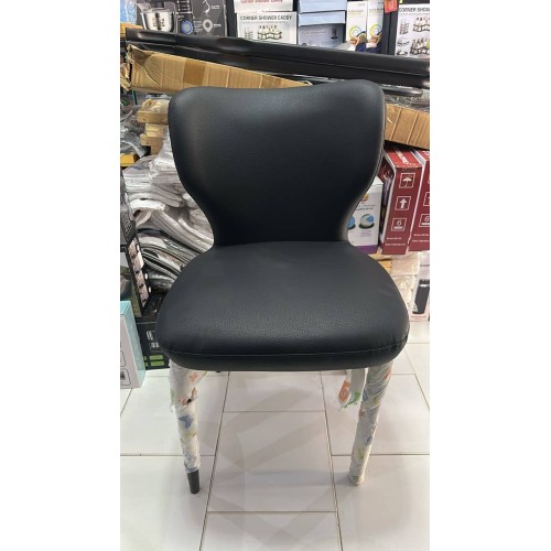 Chaise de salle à manger moderne avec dossier matelassé et pieds noirs effilés 2