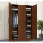 Armoire en bois à trois battants avec penderie et étagères